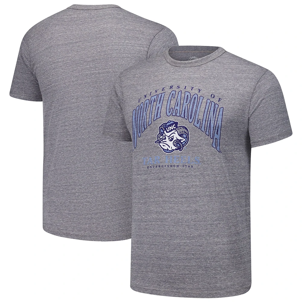 T-shirt à trois bandes Victory Falls Tall Arch 2.0 des Tar Heels de Caroline du Nord pour hommes, gris chiné, vêtements universitaires