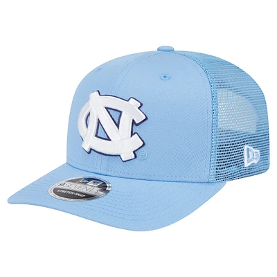 Casquette camionneur extensible à boutons-pression New Era Carolina Blue pour homme, North Carolina Tar Heels Primary 9SEVENTY