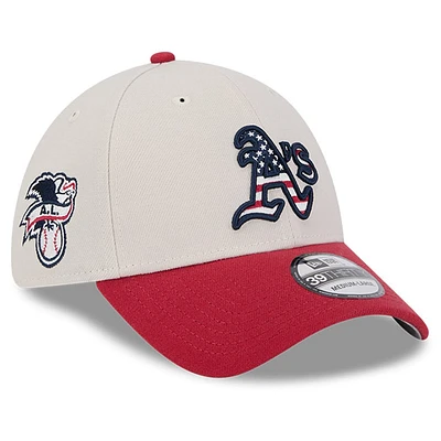 Casquette 39THIRTY Flex kaki/rouge pour homme Oakland Athletics 2024 du 4 juillet New Era