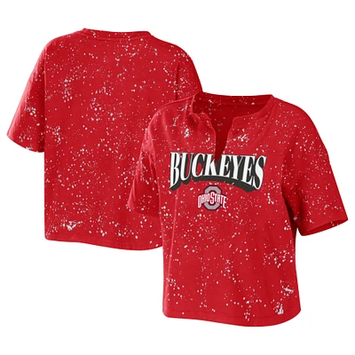 Women's WEAR by Erin Andrews Scarlet Ohio State Buckeyes Bleach Wash Splatter T-shirt court à col cranté