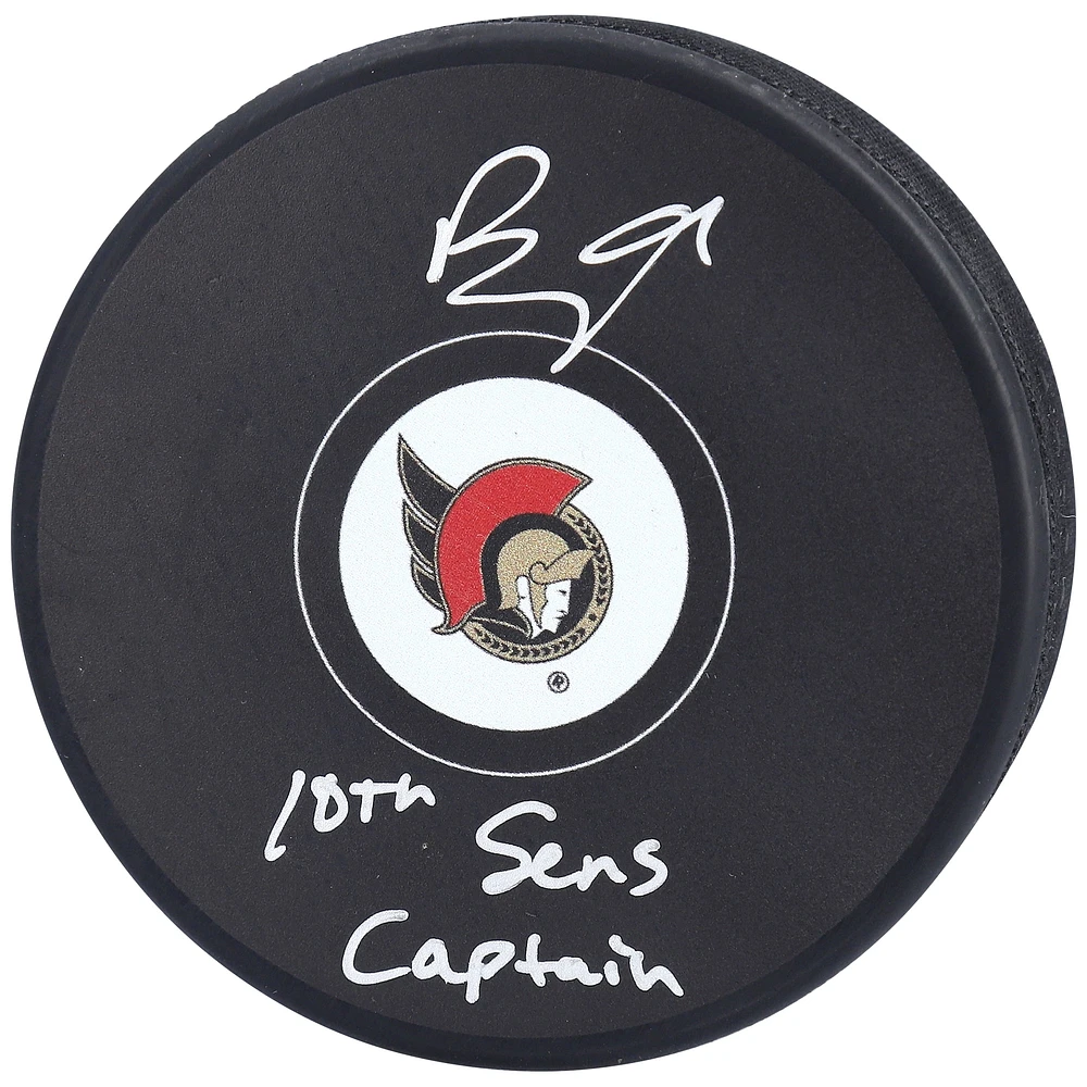 Rondelle de hockey autographiée par Brady Tkachuk des Sénateurs d'Ottawa avec l'inscription « Capitaine des 10e Sens »