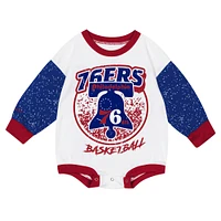 Body à manches longues oversize blanc pour bébé Mitchell & Ness Philadelphia 76ers Hardwood Classics Posterboard