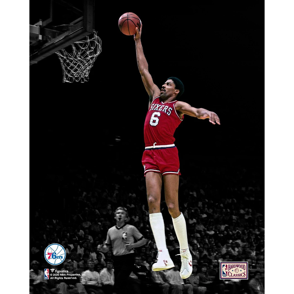 Photo non signée de Julius Erving des Philadelphia 76ers, en pleine ascension pour un dunk