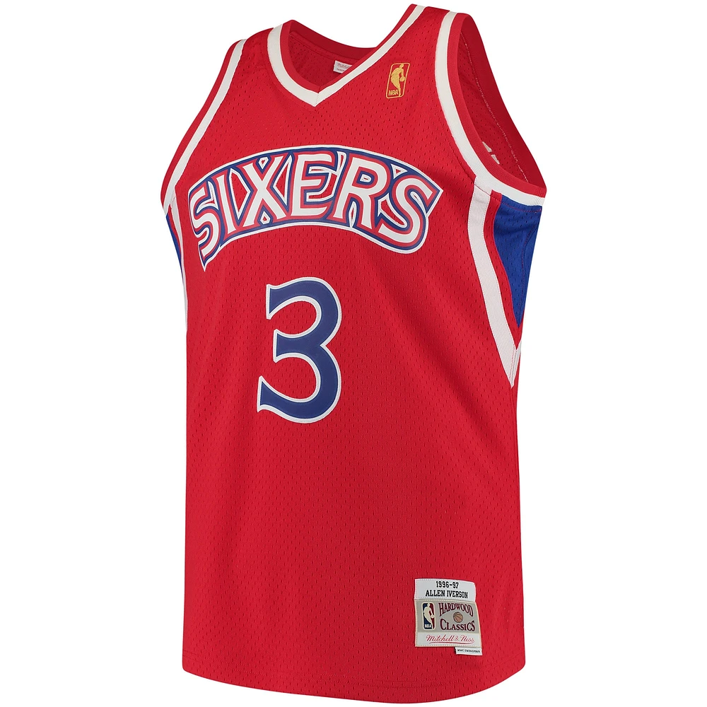 Maillot Swingman Mitchell & Ness Allen Iverson rouge Philadelphia 76ers 1996/97 Hardwood Classics pour hommes
