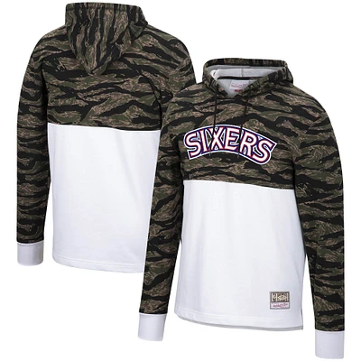 Sweat à capuche blanc motif camouflage Tiger pour hommes des Philadelphia 76ers de Mitchell & Ness Hardwood Classics