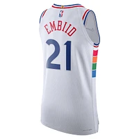 Maillot de joueur authentique Nike Joel Embiid blanc Philadelphia 76ers 2024/25 pour homme - Édition City