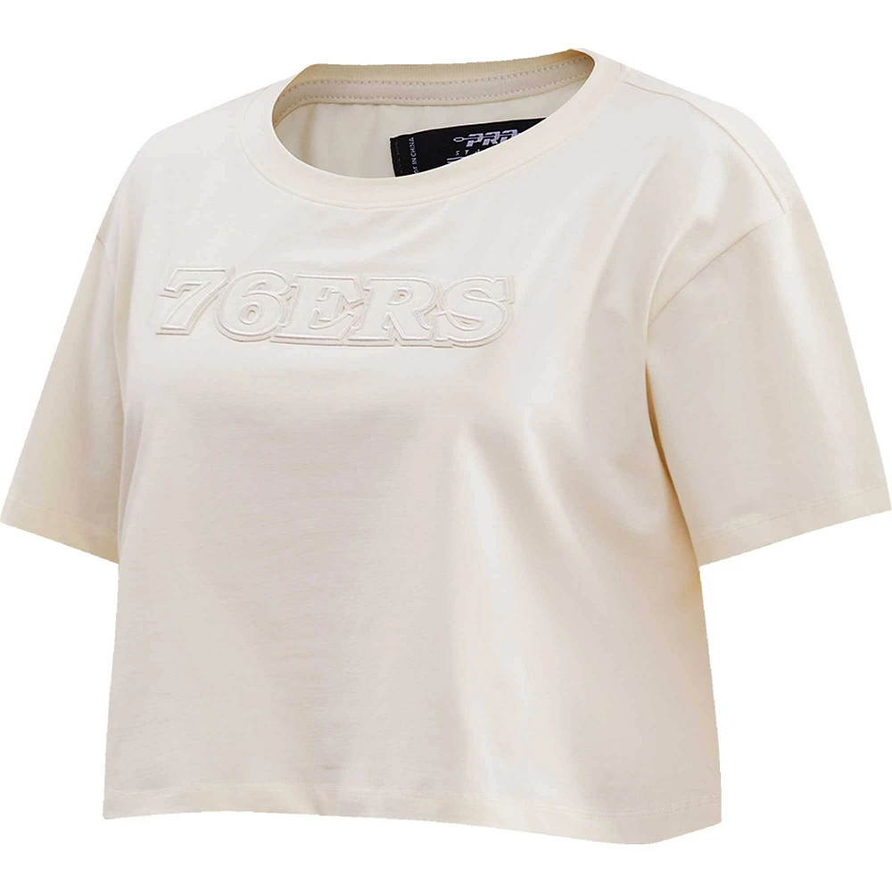 T-shirt court neutre Pro Standard Philadelphia 76ers crème pour femme