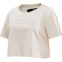 T-shirt court neutre Pro Standard Philadelphia 76ers crème pour femme