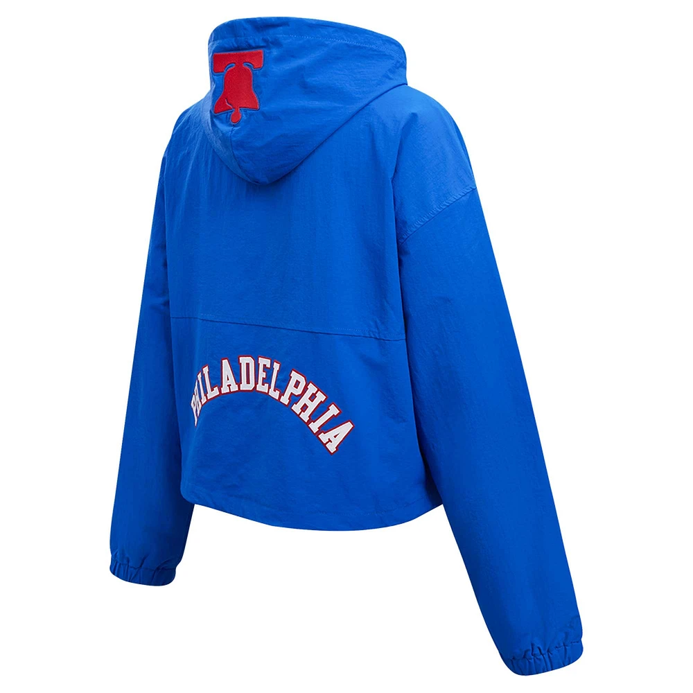 Veste courte à demi-zip tissée coupe-vent classique Pro Standard Royal Philadelphia 76ers pour femme