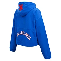 Veste courte à demi-zip tissée coupe-vent classique Pro Standard Royal Philadelphia 76ers pour femme