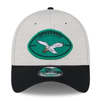 Men's New Era Stone/Black Philadelphia Eagles 2024 Sideline Historic 39THIRTY Flex Hat