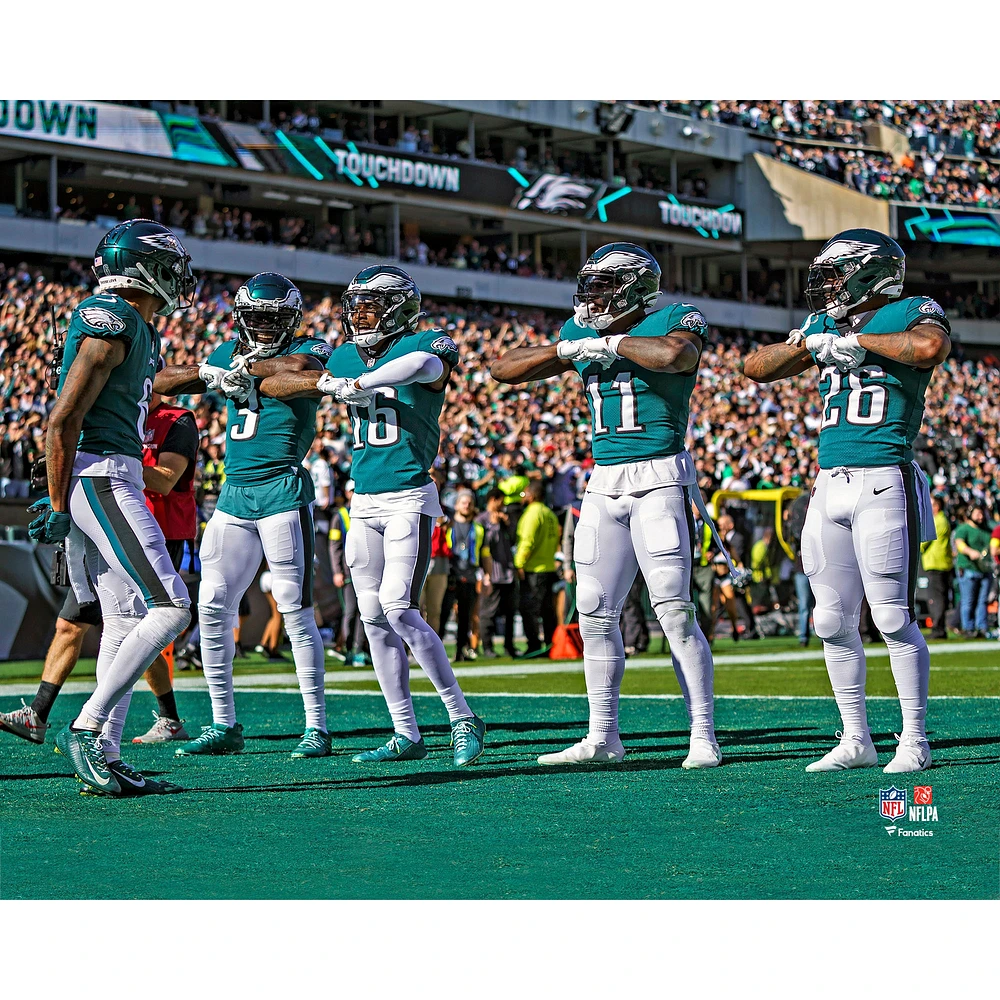 Les receveurs non signés des Philadelphia Eagles célèbrent un touchdown