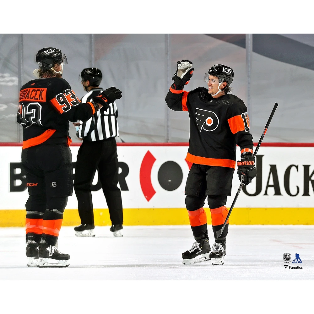 Photographie non signée de Travis Konecny, célébration du premier tour chapeau la LNH des Flyers Philadelphie