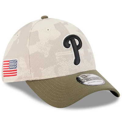 Casquette 39THIRTY Flex pour homme New Era beige clair/olive, Journée des forces armées 2025 Phillies de Philadelphie
