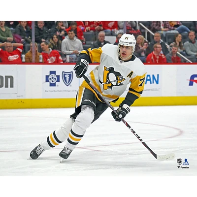 Photographie de patinage en maillot blanc non signé d'Evgeni Malkin des Penguins Pittsburgh