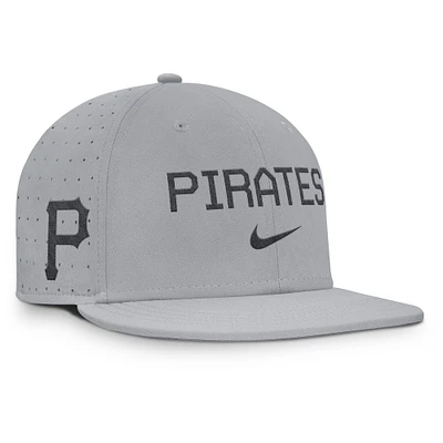 Casquette ajustée True Performance grise Nike des Pirates de Pittsburgh pour homme