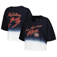 INR 49ER NOIR SCARLET 23 CHRISTIAN MCCAFFREY JOUEUR DIP DYE POUR FEMMES N&N CROP TOP TEELADNUM