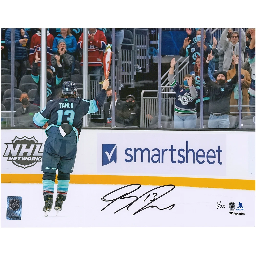Photographie autographiée de 11'' x 14'' de Brandon Tanev, célébration du saumon par le Kraken de Seattle - Édition limitée à 32 exemplaires