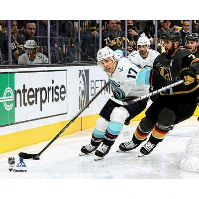 Photographie non signée de Jaden Schwartz, joueur du Seattle Kraken, contrôlant la rondelle