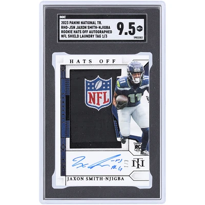 Jaxon Smith-Njigba Seattle Seahawks Autographié 2023 Panini National Treasures NFL Shield Laundry Tag Rookie Hats Off Autograph #RHO-JSN #1/3 SGC Authentifié 9.5 Carte Rookie