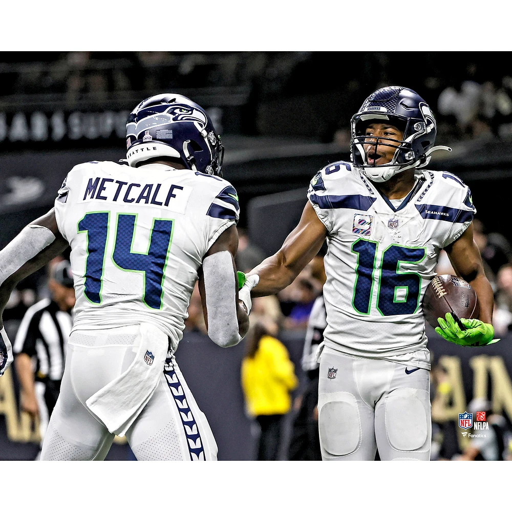 Tyler Lockett et DK Metcalf des Seattle Seahawks non signés célébrant un touchdown