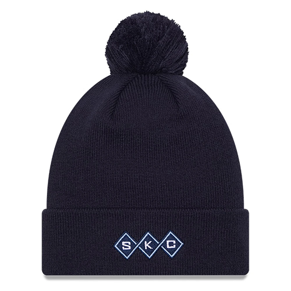 Bonnet en tricot à revers et revers en jersey New Era Sporting Kansas City bleu marine avec pompon pour hommes