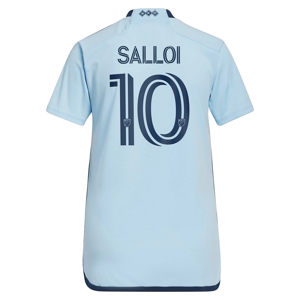 Maillot de joueur réplique adidas Daniel Salloi Sporting Kansas City 2024 Hoops 4.0 bleu clair pour femme