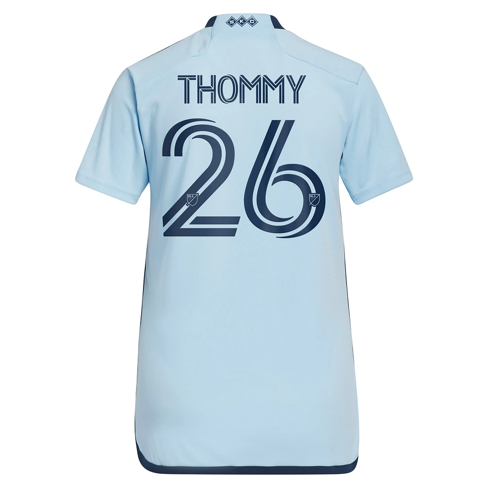 Maillot de joueur réplique adidas Erik Thommy Sporting Kansas City 2024 Hoops 4.0 bleu clair pour femme