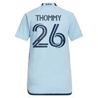Maillot de joueur réplique adidas Erik Thommy Sporting Kansas City 2024 Hoops 4.0 bleu clair pour femme