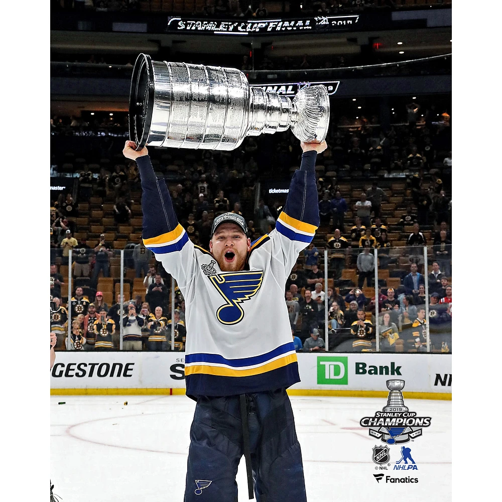 Colton Parayko St. Louis Blues Photographie non signée de la Coupe Stanley 2019 Champions Raising Cup