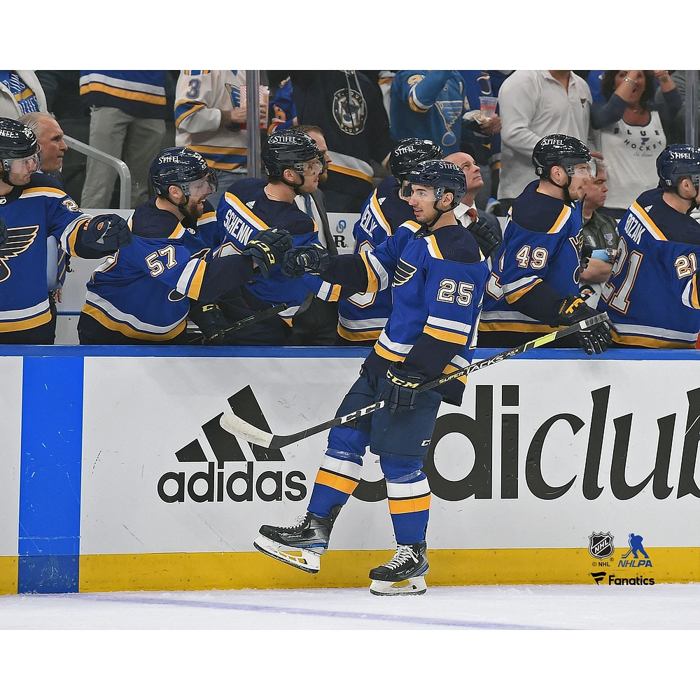 Jordan Kyrou, joueur non signé des Blues de St. Louis, félicité par ses coéquipiers après avoir marqué un but lors du quatrième match premier tour séries éliminatoires la Coupe Stanley 2022