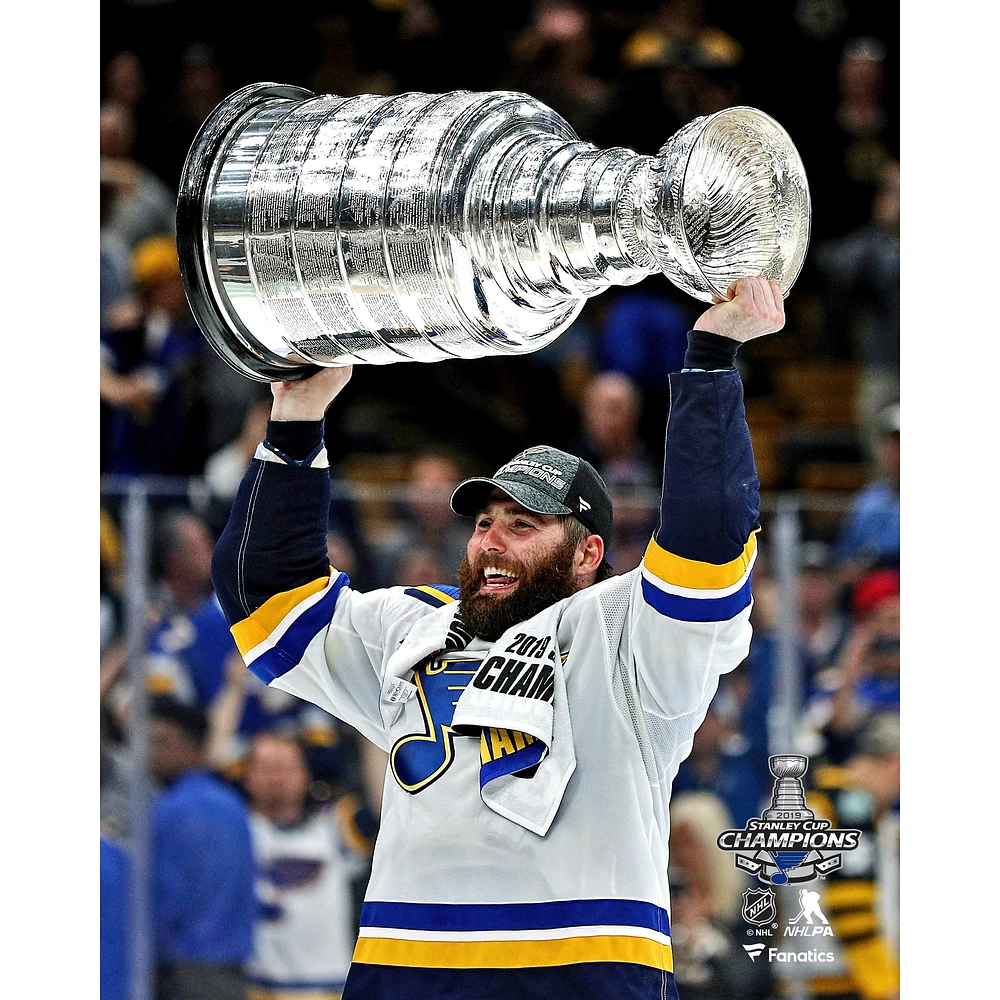 Patrick Maroon St. Louis Blues Photographie non signée de la Coupe Stanley 2019 Champions Raising Cup