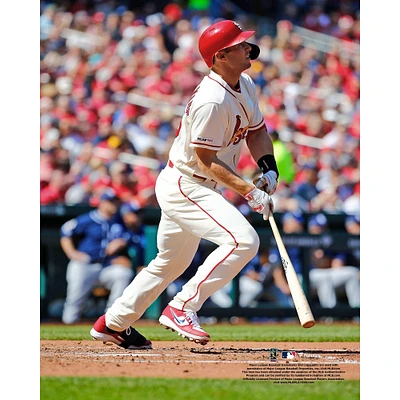 Paul Goldschmidt, joueur de football non signé des Cardinals St. Louis, frappe avec un maillot blanc