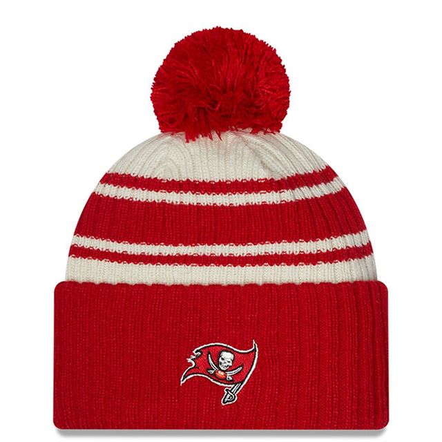 Jeune New Era Crème/Écarlate Tampa Bay Buccaneers 2022 Sideline - Tuque en tricot à revers sport avec pompons