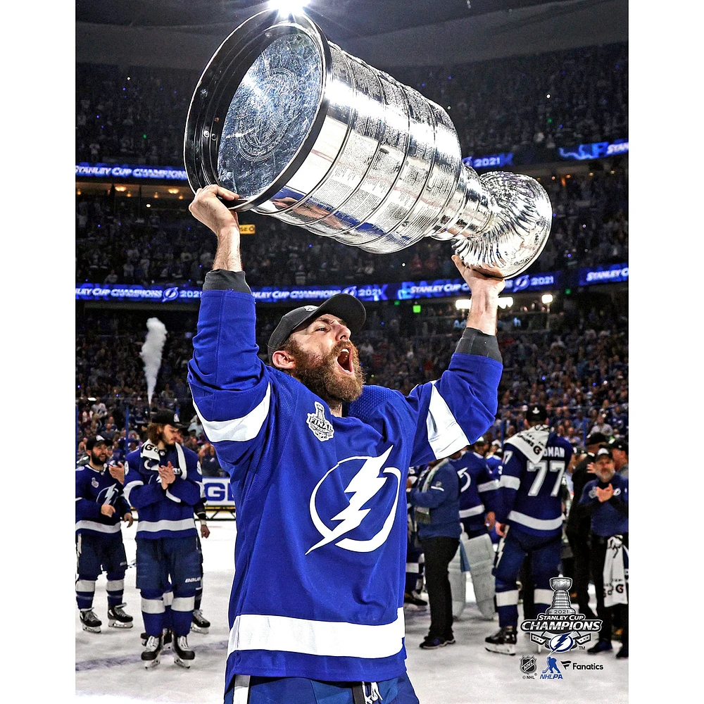 Photographie non signée de Barclay Goodrow, joueur du Lightning Tampa Bay, lors la cérémonie remise Coupe Stanley 2021