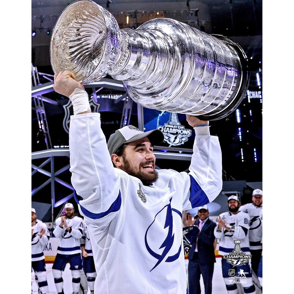 Photographie non signée de Cédric Paquette, joueur du Lightning Tampa Bay, lors la cérémonie remise Coupe Stanley 2020