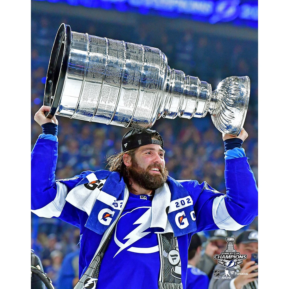 Photographie non signée de Pat Maroon, joueur du Lightning Tampa Bay, lors la cérémonie remise Coupe Stanley 2021