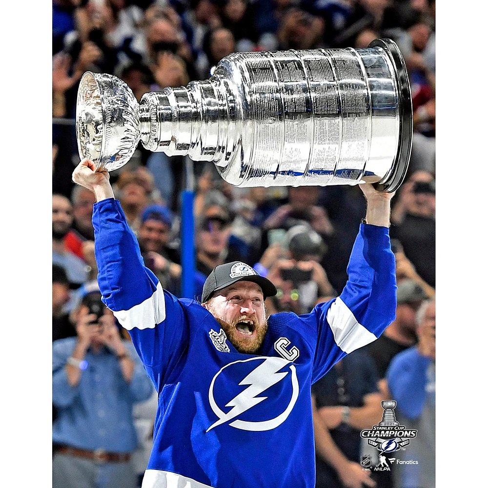 Photographie non signée de Steven Stamkos du Lightning Tampa Bay lors la cérémonie remise des trophées Coupe Stanley 2021