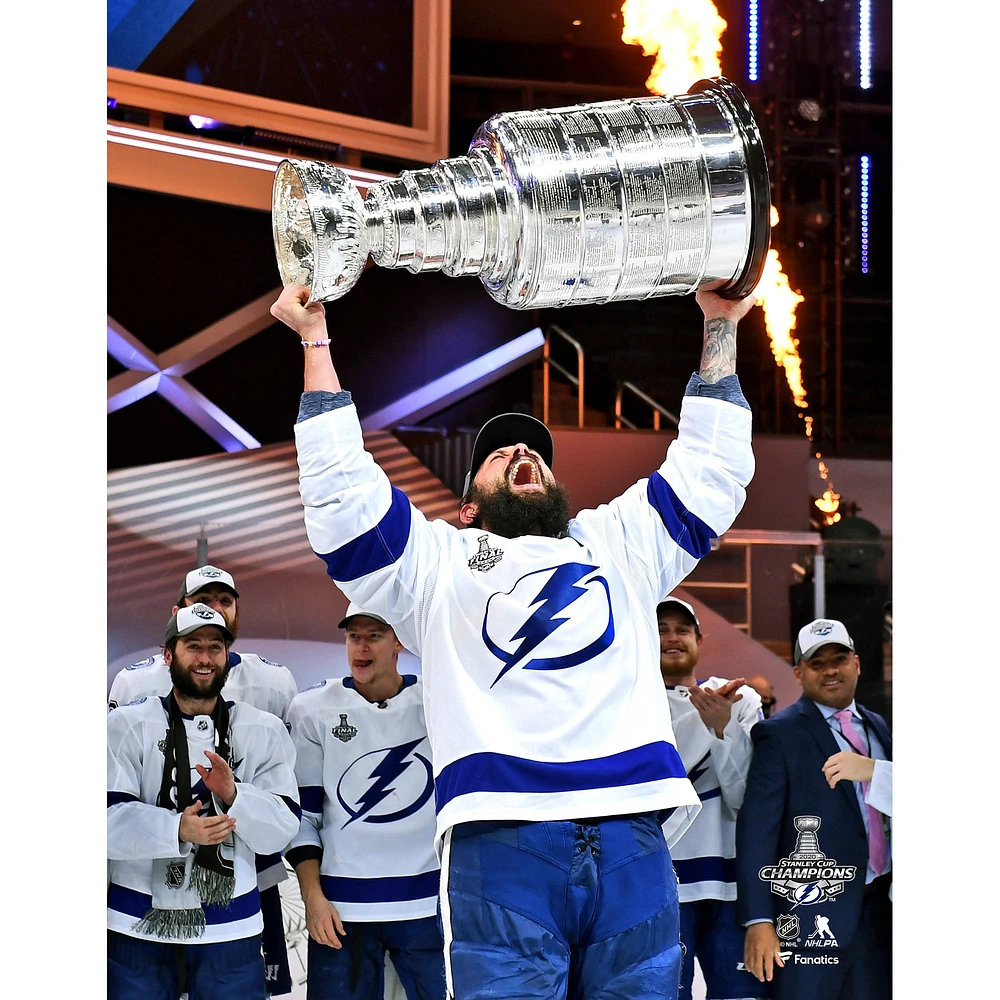Photographie non signée de Zach Bogosian, champion la Coupe Stanley 2020, lors levée