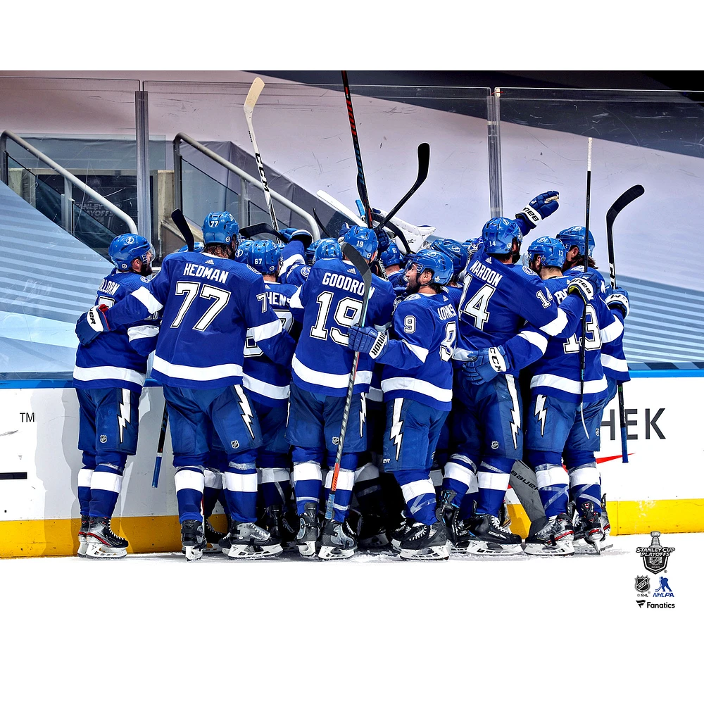 Photographie non signée de célébration du but gagnant match des séries éliminatoires la Coupe Stanley 2020 en 5 prolongations par le Lightning Tampa Bay