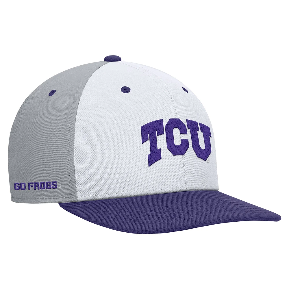 Casquette Nike Pro Performance Snapback TCU Horned Frogs blanche/grise pour homme