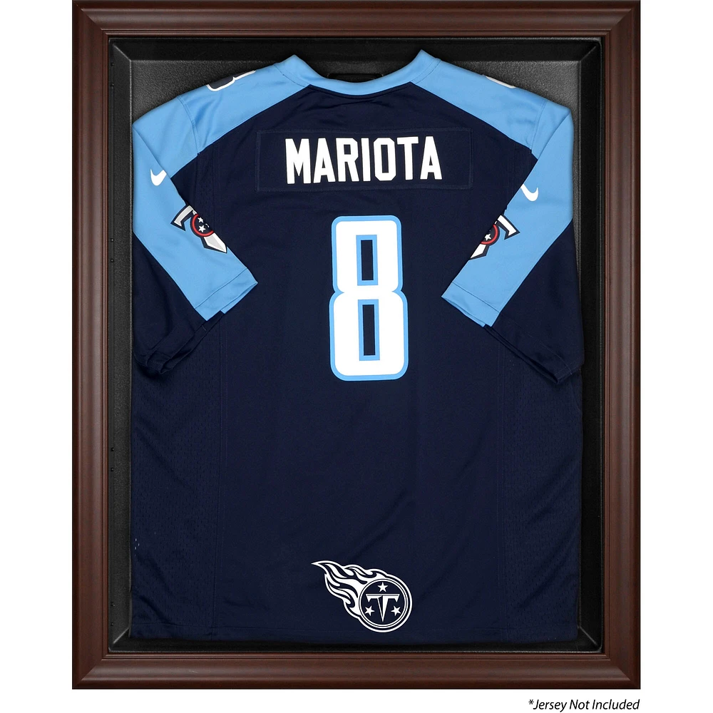 Vitrine de présentation du maillot avec logo encadré marron des Titans du Tennessee