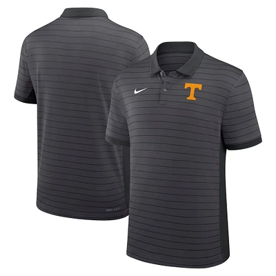 Polo Nike gris pour homme, équipe de début saison 2025 des Tennessee Volunteers, avec rayures Victory Sideline Performance