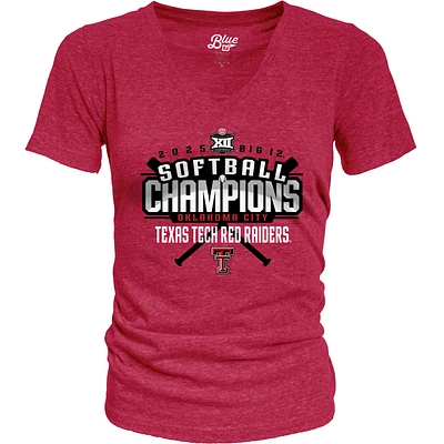 T-shirt col V bleu 84 rouge Texas Tech Red Raiders pour femmes, championnes du tournoi de softball Big 12 2025, vestiaire