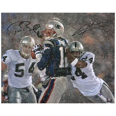 Photographie signée à plusieurs reprises de Tom Brady et Charles Woodson des New England Patriots et des Oakland Raiders, 16'' x 20'', selon la règle Tuck