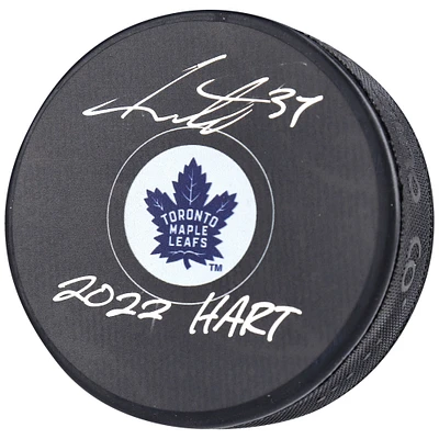 Auston Matthews des Maple Leafs de Toronto a autographié la rondelle de hockey du vainqueur du trophée Hart 2022 avec l'inscription « 2022 Hart »