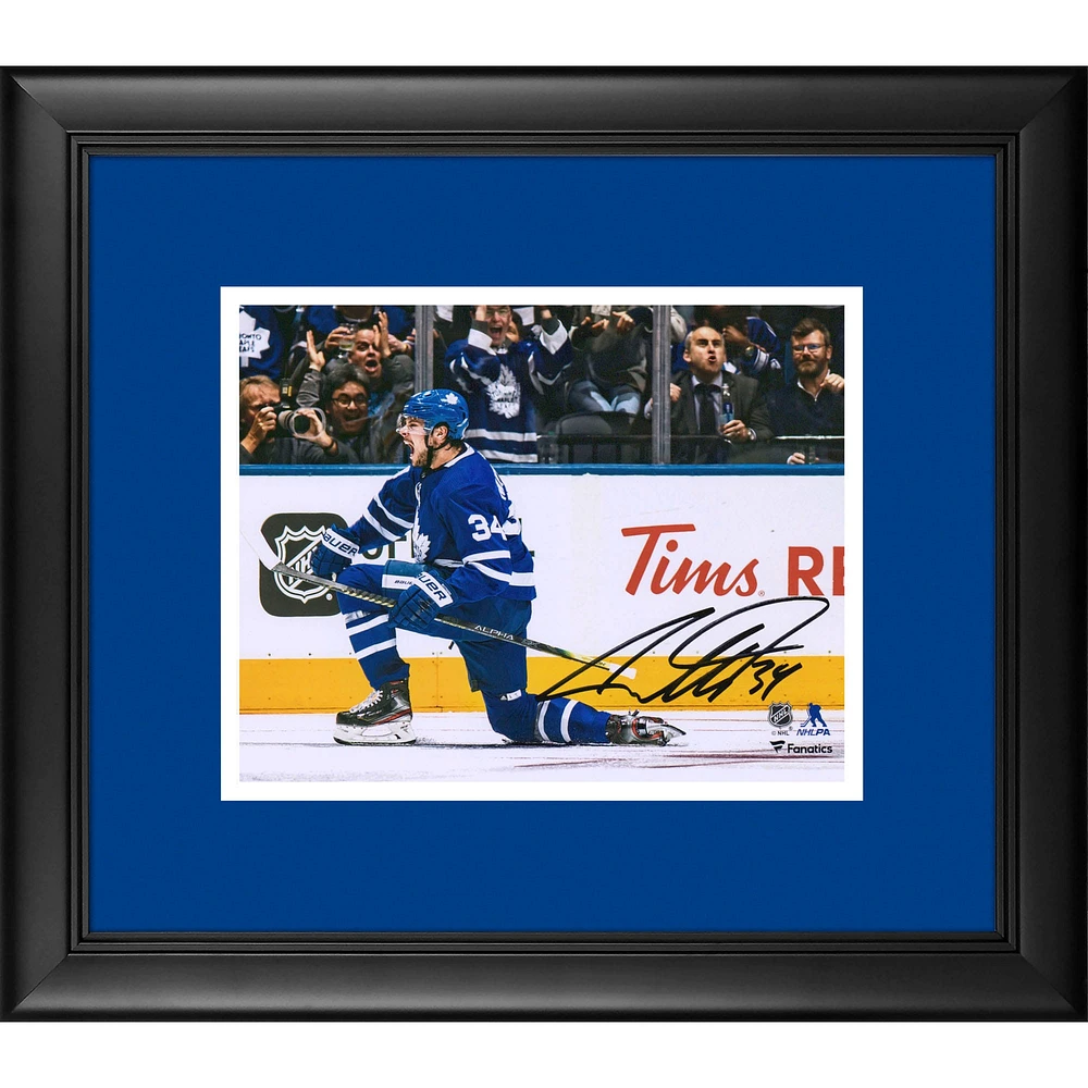Photographie encadrée autographiée de 8" x 10" d'Auston Matthews des Maple Leafs de Toronto célébrant un but en maillot bleu