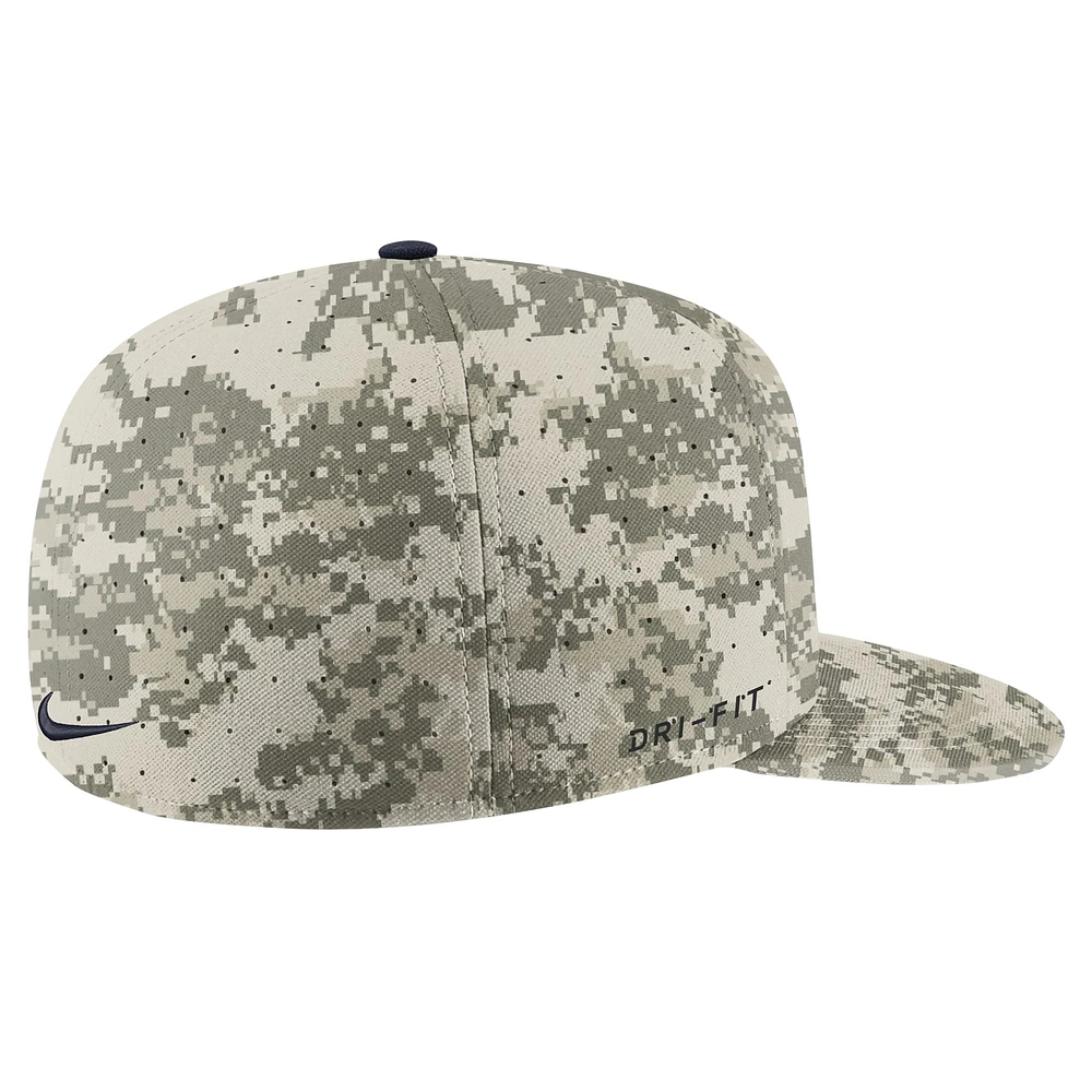 Casquette ajustée Nike Camo UConn Huskies Aero True Baseball Performance pour hommes