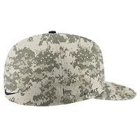 Casquette ajustée Nike Camo UConn Huskies Aero True Baseball Performance pour hommes