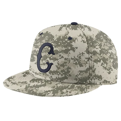 Casquette ajustée Nike Camo UConn Huskies Aero True Baseball Performance pour hommes